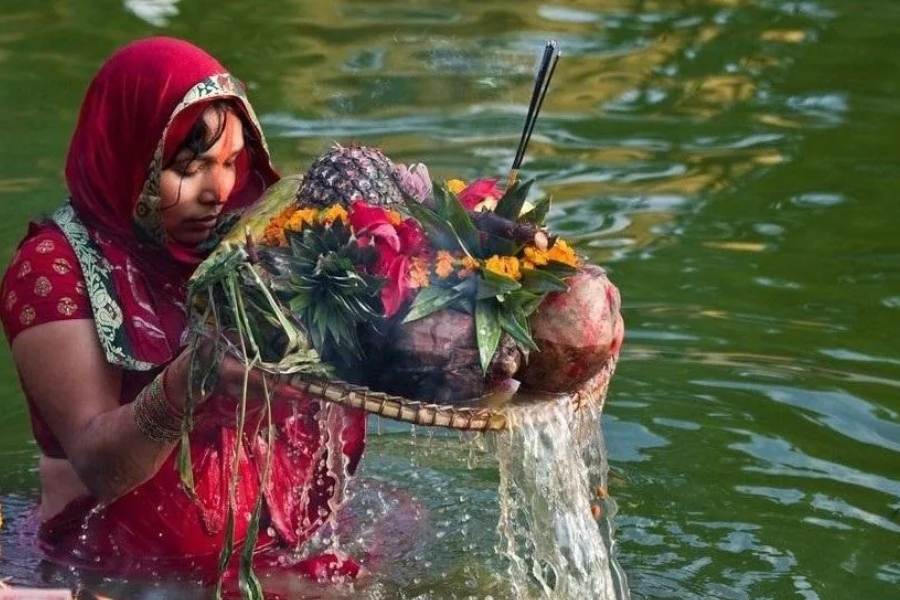 নারকেল:  নারকেলকে এমনিতেই শুভ ফল হিসেবে গণ্য করা হয়। শুভ কোনও কাজ শুরু করার আগে আমরা নারকেল ফাটিয়ে শুরু করি। আবার তেমনই মনে করা হয় নারকেল নিবেদন করলে মা লক্ষ্মীর কৃপা সর্বদা বজায় থাকে। 