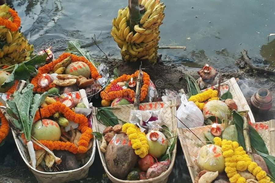 পানি ফল: ছট পুজোতে পানি ফল নিবেদনের রীতি রয়েছ। বলা হয় পানি ফল দান করলে নাকি ছঠি মাইয়া খুব খুশি হন এবং পুরো পরিবারকেই আশির্বাদ করেন। 