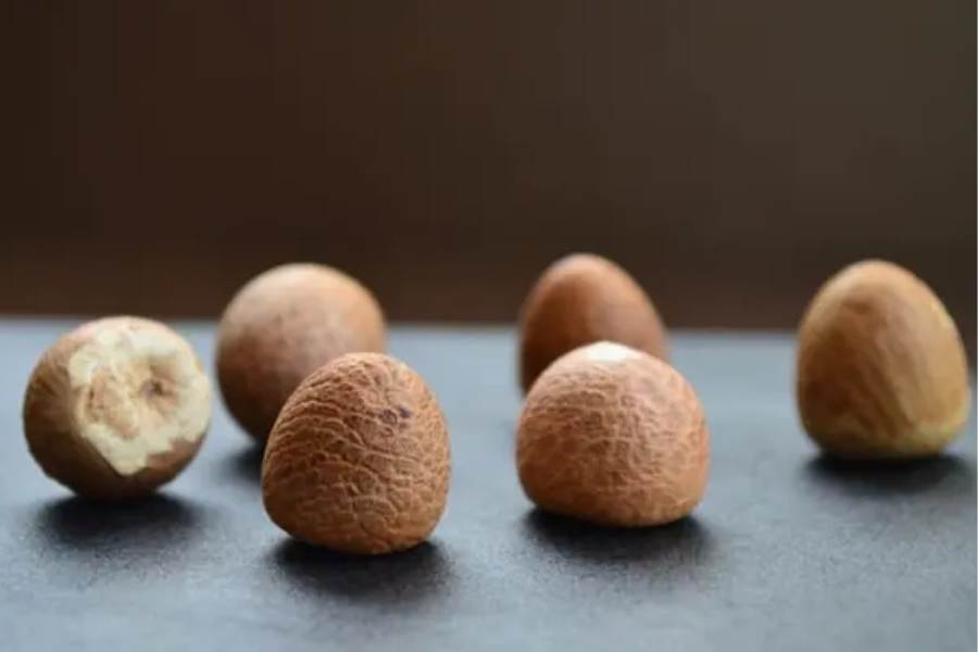 সুপারি:  হিন্দু ধর্ম মতে, সুপারি ছাড়া কোনও পুজোই সম্পন্ন হয় না। সুপারি মা লক্ষ্মীর প্রিয় ফল। তাই ছট পুজোতেও তা নিবেদন করা হয়। বিশ্বাস, এতে নাকি মা লক্ষ্মী ঘরে বসত করেন।