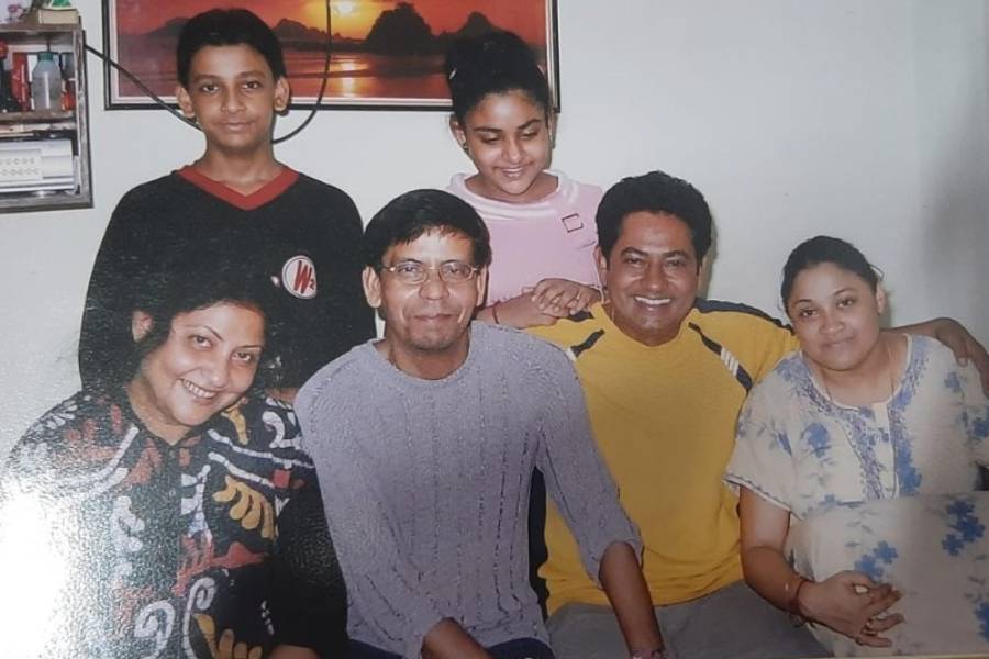 পরিচালকের বাড়িতে লক্ষ্মী পুজোয় সোনালি, শঙ্কর, পিয়া। 