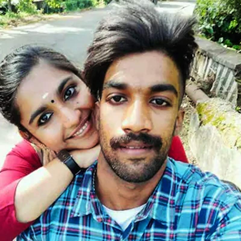 সম্পর্কে ইতি টানতে চাইছিলেন তরুণী। রাজি ছিলেন না প্রেমিক। তাই সম্পর্ক থেকে মুক্তি পেতে প্রেমিককে বিষ খাইয়ে খুন! অভিযোগ উঠল তরুণী প্রেমিকার বিরুদ্ধে। কেরলের তিরুঅনন্তপুরমের ঘটনা।