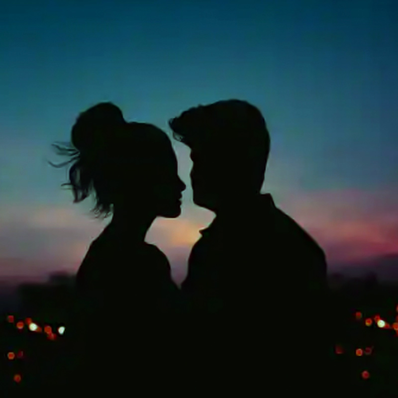 পুলিশ সূত্রে খবর, মৃত প্রেমিক শ্যারন রাজ (২৩) এক জন কলেজ পড়ুয়া। স্থানীয় কলেজে তিনি রেডিয়োলজি নিয়ে পড়াশোনা করতেন। অভিযুক্ত গ্রীষ্মাও তাঁর সঙ্গে একই কলেজে পড়াশোনা করতেন।