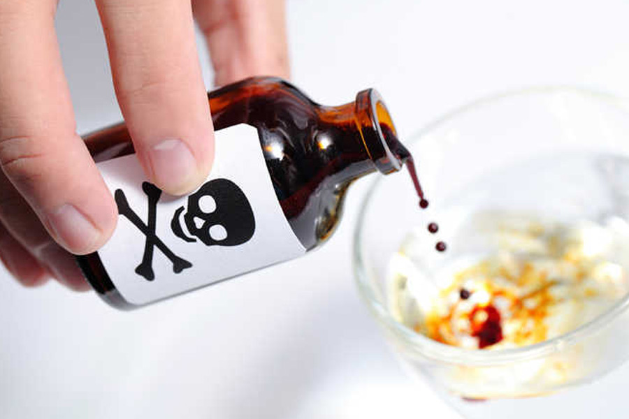 কিন্তু কী ভাবে প্রেমিককে মারার পরিকল্পনা করলেন প্রেমিকা? ১৪ অক্টোবর শ্যারনকে বাড়িতে ঢেকে পাঠান গ্রীষ্মা। এই সময় তাঁর বাড়িতে গ্রীষ্মা একাই ছিলেন।