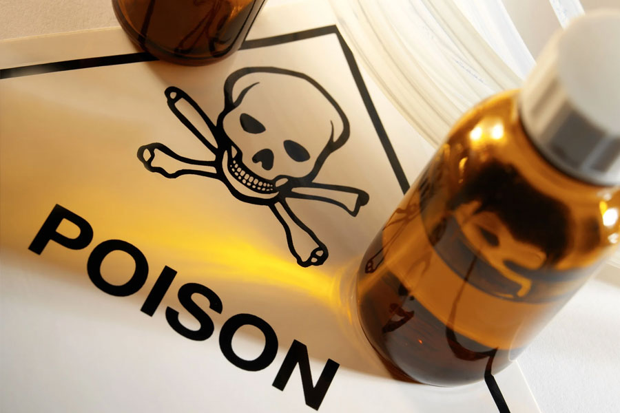 শ্যারন বাড়িতে এলে গ্রীষ্মা তাঁকে এক গ্লাস আয়ুর্বেদিক সরবত খেতে দেন। কিন্তু এই পানীয়ের মধ্যে গ্রীষ্মা কীটনাশক মিশিয়ে দিয়েছিলেন।