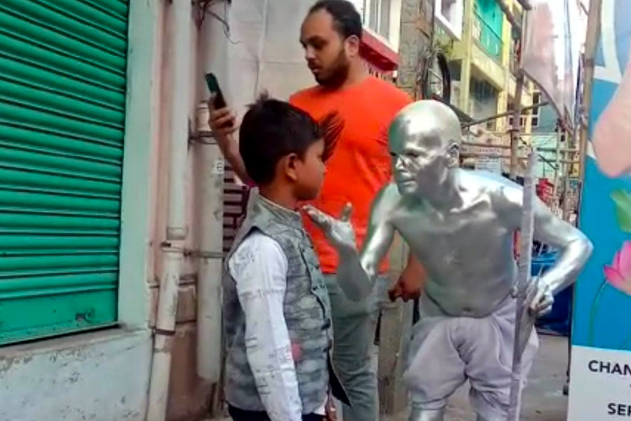 মহাত্মা গান্ধী সেজেছেন শ্রীদাম মণ্ডল।