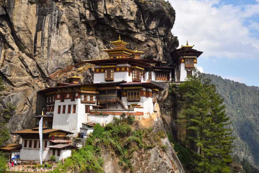 এক দিকে হিমালয়ের দিগন্ত বিস্তৃত রূপ আর অন্য দিকে আধ্যাত্মিকতা, ভুটানের মূল আকর্ষণ।