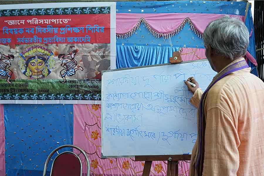 শারদীয়ার আগে এমন পুরোহিত প্রশিক্ষণের আয়োজন করে ‘সর্বভারতীয় প্রাচ্যবিদ্যা অ্যাকাডেমি’।