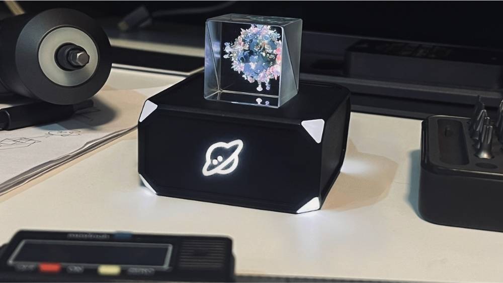 হলোকিউব হলোগ্রাফিক ডিসপ্লে কনসেপ্ট: এই গ্যাজেটের সাহায্যে খুব সহজেই আপনি কোনও ছবি বা ইলাসট্রেশন কোনও কাঁচের উপর হলোগ্রাফিক রুপে দেখতে পারবেন।