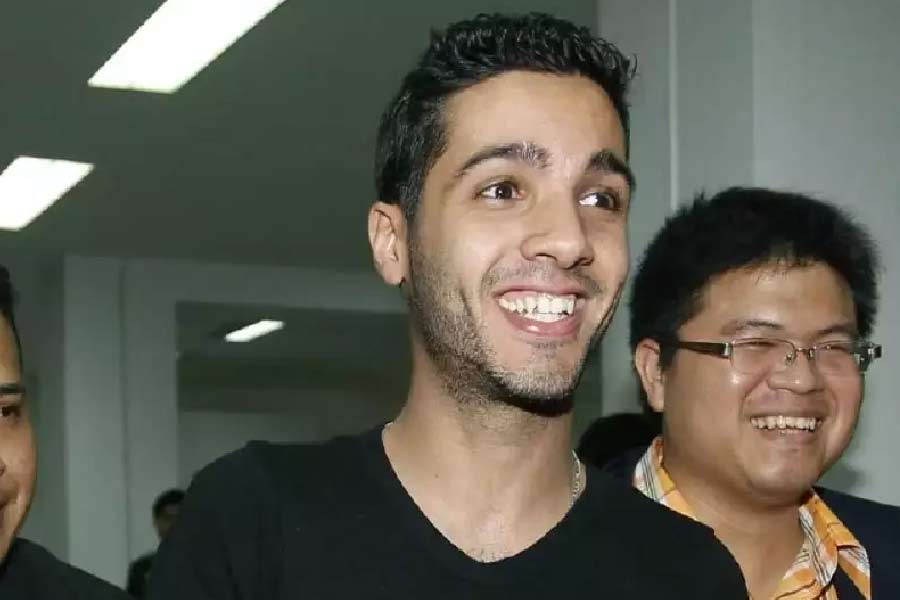 ‘মানি হাইস্ট’-এর প্রফেসরকে ১০ গোল দিতে পারেন তিনি। টাকা হাতাতে ব্যাঙ্কে যেতেন না। ঘরে বসে হাতিয়ে নিতেন ইউরোপ, আমেরিকার বহু ব্যাঙ্কের কোটি কোটি টাকা। হ্যাকিংয়ের মাধ্যমে। নাম হামজা বেন্দেলাজ। যাঁকে দুনিয়া চেনে ‘স্মাইলিং হ্যাকার’ নামে।