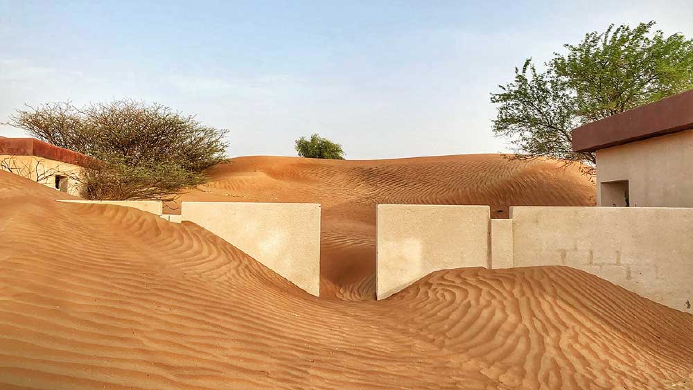 দুবাই থেকে এক ঘণ্টার দূরত্বে মরুভূমির মাঝে শারজার সীমানালাগোয়া এই জনশূন্য গ্রামে যে কয়েকটি বাড়ি রয়েছে, সেগুলির দরজা-জানলা হাট করে খোলা। ঘরের আসবাবপত্রও এলোমেলো। দেখে মনে হবে, কোনও তাড়াহুড়োয় বা আপৎকালীন পরিস্থিতিতে সব ফেলে পালিয়েছেন বাসিন্দারা।