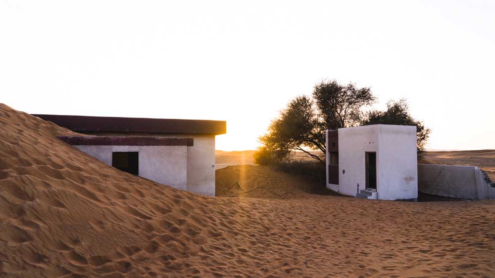 দিনের বেলায় আর পাঁচটা গ্রামের মতোই লাগবে আল মাদামকে। কিন্তু রাত হতেই এর চেহারা বদলে যায়। সেখানে যে একটা গ্রাম রয়েছে তা বোঝা দায় হয়ে যায়। 