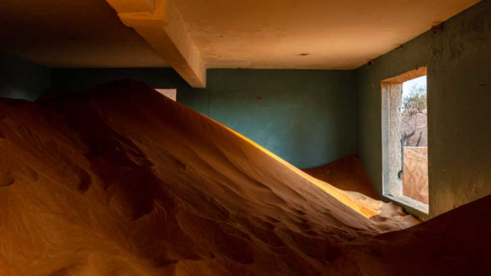 প্রাথমিক ভাবে বিজ্ঞানীরা মনে করেছিলেন, রাতের বেলায় বালিতে ঢাকা পড়ে যায় গোটা গ্রাম। কারণ সেখানে ক্রমাগত হাওয়া চলতে থাকে। যে কারণে বালি এক জায়গা থেকে অন্য জায়গায় সেই হাওয়ার সঙ্গে উড়ে যায়। আর সে বালির তলায় চাপা পড়ে যায় গ্রাম।