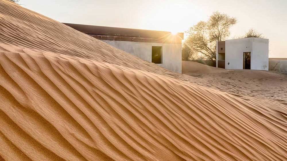 বিজ্ঞানীরা আরও একটি সম্ভাবনার কথা তুলে ধরেছেন। তা হল, রাতে দৃষ্টিভ্রমের কারণে গ্রামটি অদৃশ্য হয়ে গিয়েছে বলে মনে হয়। কারণ দুবাইয়ে যেমন অর্ধেক মরুভূমি, তেমনই রয়েছে সমুদ্র। ভূপৃষ্ঠের কাছাকাছি বাতাস দ্রুত গরম হয়, আর উপরের দিকের বাতাস সমুদ্রের কারণে ঠান্ডা থাকে। ফলে নীচের দিকে যখন আলোর প্রতিসরণ হয়, তখনই মনে হয় গ্রামটি অদৃশ্য হয়ে গিয়েছে।