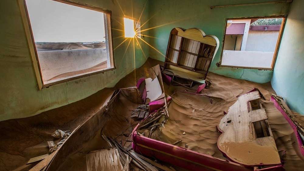 গ্রামটিকে আল কুতবি উপজাতি সম্প্রদায়ের বাস ছিল। প্রতিকূল পরিবেশ, ধু ধু মরুভূমি আর ক্রমাগত বালির ‘হামলা’র কারণে গ্রাম ছাড়তে বাধ্য হয়েছিলেন কুতবিরা।