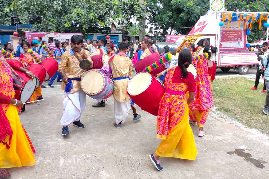 শহর কলকাতার মতো বিভিন্ন জেলাতেও বেরোল বর্ণাঢ্য শোভাযাত্রা। 