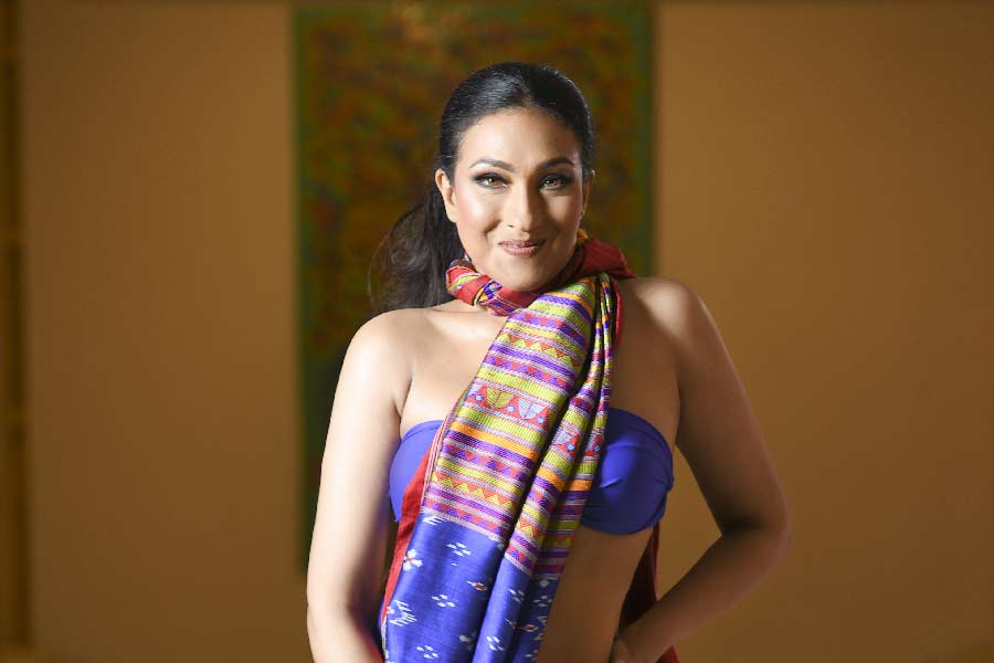 বেনারসি থেকে হাতব্যাগ, এক ছাদের নীচে সব! সিমার পুজোর হাটে দেদার  কেনাকাটা ঋতুপর্ণার