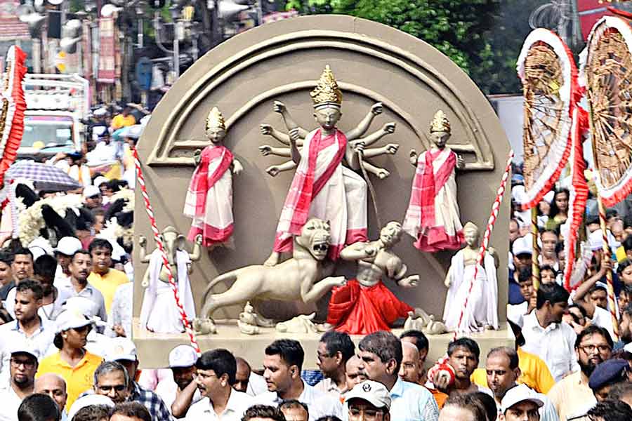 দুর্গাপুজোকে ইউনেস্কোর দেওয়া স্বীকৃতি উদ্‌যাপনে জোড়াসাঁকো থেকে রেড রোডের উদ্দেশে বর্ণাঢ্য শোভাযাত্রা। বৃহস্পতিবার। ছবি: বিশ্বনাথ বণিক