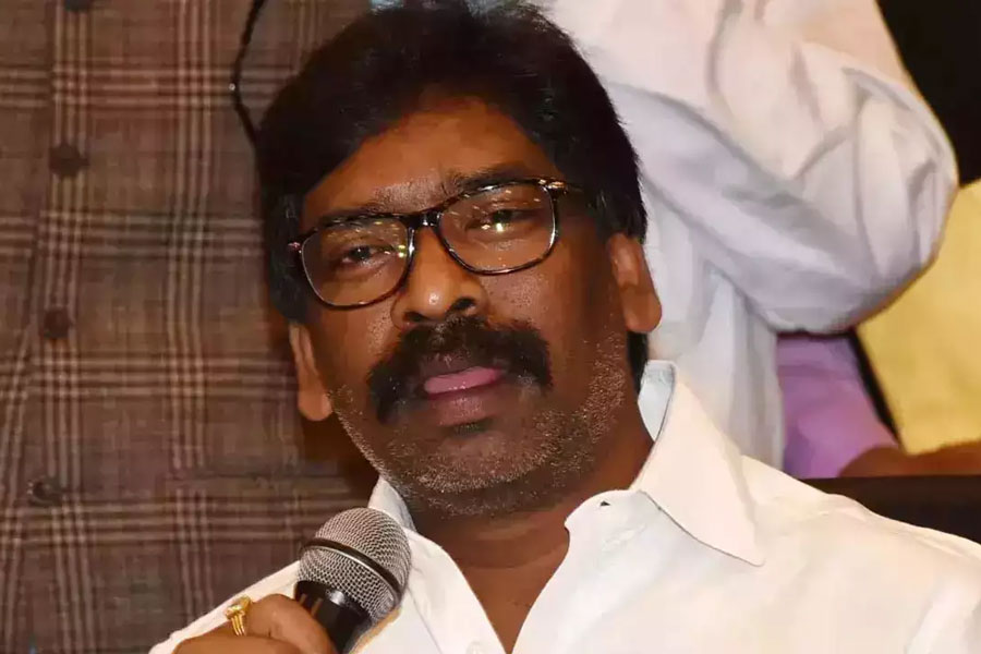 বুধবার জমি-জালিয়াতির মামলায় সাত ঘণ্টার বেশি সময় জিজ্ঞাসাবাদের পর হেমন্তকে গ্রেফতার করেছে কেন্দ্রীয় তদন্তকারী সংস্থা ইডি। আর তার এক দিন আগেই সিব্বলের ইউটিউব চ্যানেলের এক অনুষ্ঠানের জন্য তাঁর সঙ্গে সাক্ষাৎ করেন হেমন্ত। 