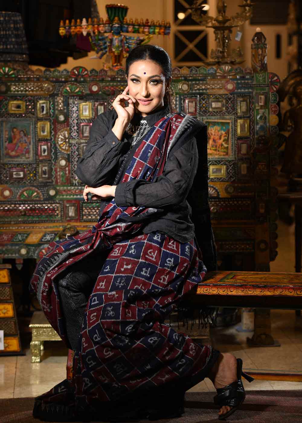 অন্যরকম সাজে বেশ মানিয়েছে অভিনেত্রীকে।