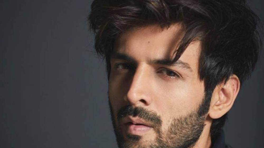 স্টাবল:  নিজেকে চকোলেটি বয় করে তুলতে পুজোর আগে কিছু দিন দাড়ি না কাটলেই এই লুক রেডি! হালকা দাড়ির সঙ্গে হালকা পোশাকআশাক! ব্যস, দেখবেন বান্ধবীদের নজর আর সরছেই না আপনার থেকে!