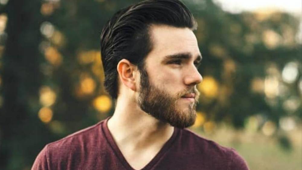 শর্ট বক্স: আপাতত ট্রেন্ডিং এই কাট। আপনার মুখের আকৃতি গোল হয়ে থাকলে এই কাট এনে দিতে পারে একেবারে অন্য ধরনের লুক। পেশাদারি পোশাকের সঙ্গে শর্ট বক্স দাড়িতে এই পুজোয় পাল্টে ফেলুন নিজের চেহারার একঘেয়েমি!