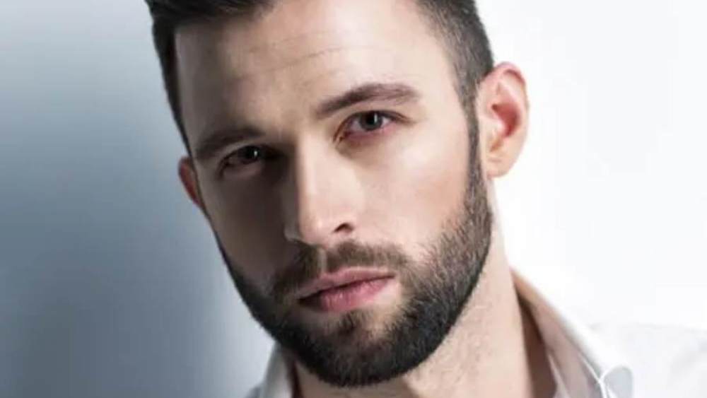 ট্রিমড: হালকা ট্রিমড দাড়ি, সঙ্গে পাঞ্জাবি। এমন বাঙালি সাজে আপনার থেকে নজর সরাবে কার সাধ্য? আর শুধু পাঞ্জাবিই নয়, যে কোনও সাজের সঙ্গেই মানানসই এই ট্রিমড লুক। তবে দেখবেন হঠাৎ ট্রিম করার পরে, মুখের আদলই না বদলে যায়।