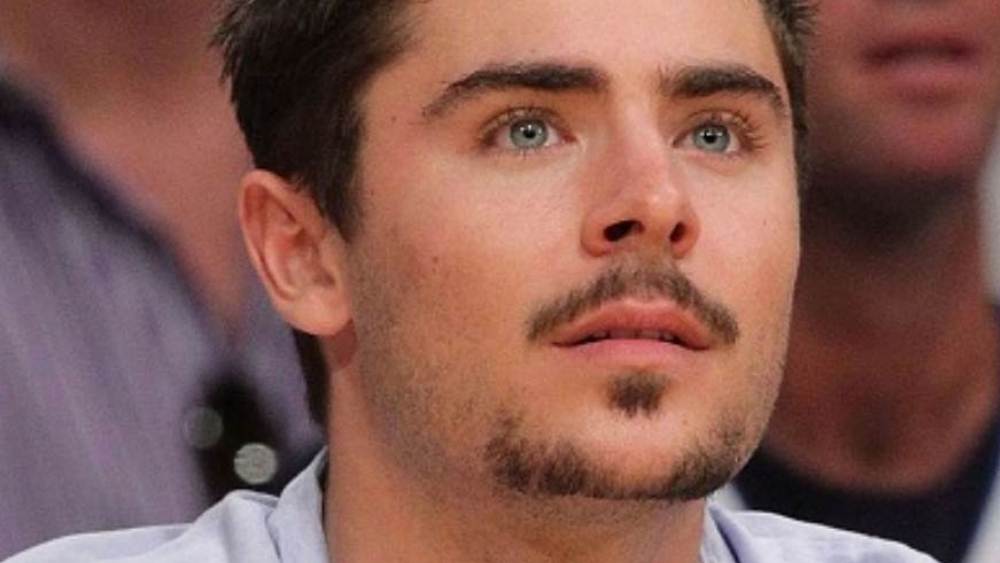 গোটি লুক: গোঁফের সংস্পর্শে নয়, বরং থুতনি থেকে বাড়বে দাড়ি। গোটি লুক মানিয়ে যেতে পারে যে কোনও ধরনের মুখের আকৃতির সঙ্গেই। পুজোর লুক খানিক আলাদা করতে চাইলে ভরসা করতে পারেন এই কায়দায়।