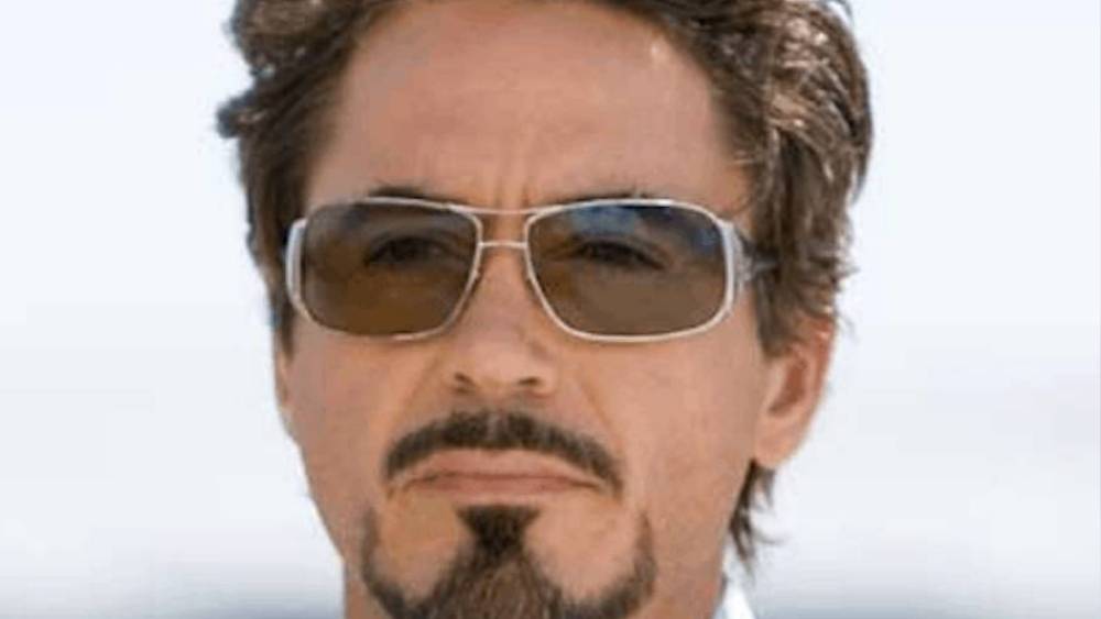 অ্যাঙ্কর দাড়ি: থুতনি এবং জ’ লাইনে বাঁকানো হালকা কালো রেখা, ঠিক যেন নোঙরের মতো! পুজোয় যে কোনও পোশাকের সঙ্গেই খাপ খেতে পারে এমন দাড়ির সাজ। 