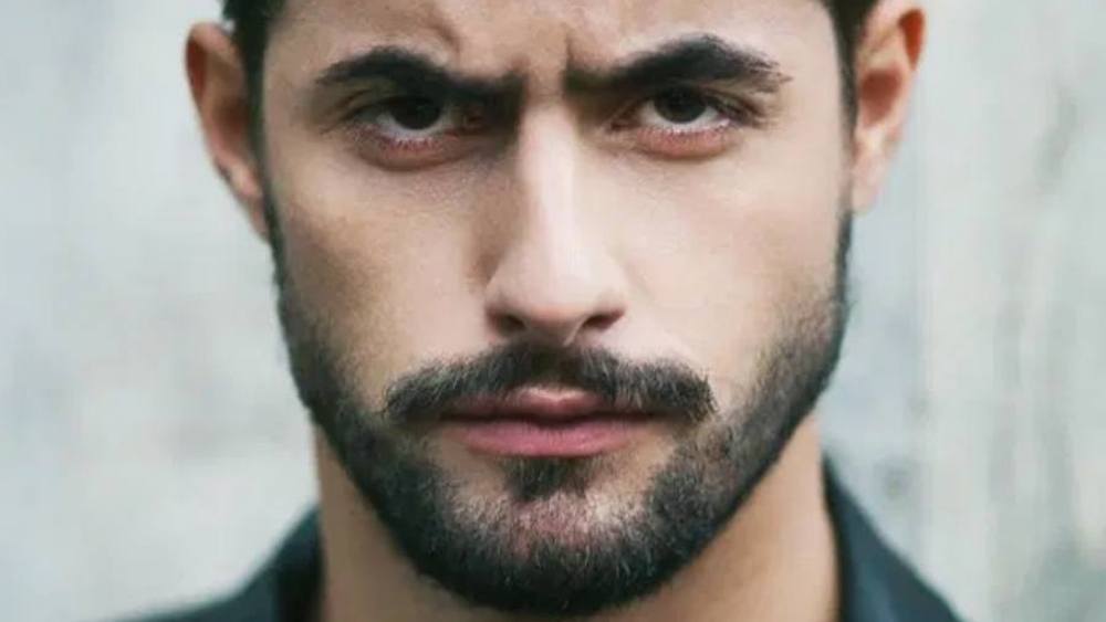 বোলব লুক: থুতনির নীচে খানিক দাড়ি। সঙ্গে জ’লাইন জুড়ে চাপ দাড়ি। এই দুইয়ে মিলে তৈরি বোলব লুক। ক্যাজুয়াল শার্ট হোক বা পাঞ্জাবি, যে কোনও সাজেই কিন্তু বেশ মানানসই।