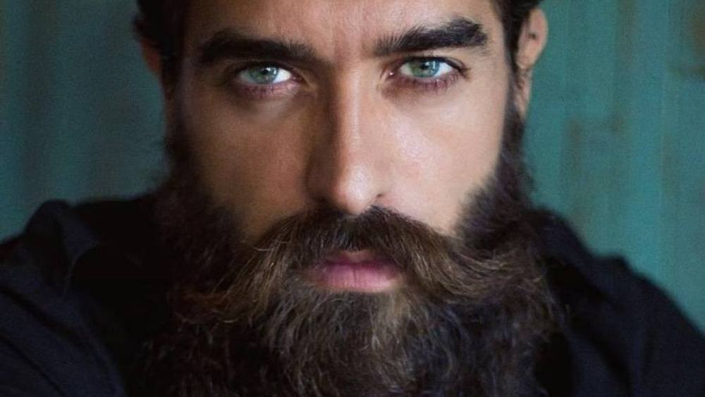 ইম্পেরিয়াল লুক: থুতনি থেকে খুব অল্প অংশ জুড়ে থাকে দাড়ি। তবে এই দাড়ি যদি রাখতে চান অবশ্যই গোঁফের সঙ্গে সামঞ্জস্য থাকতে হবে। না হলেই বেমানান হয়ে পুরো সাজ মাটি। 