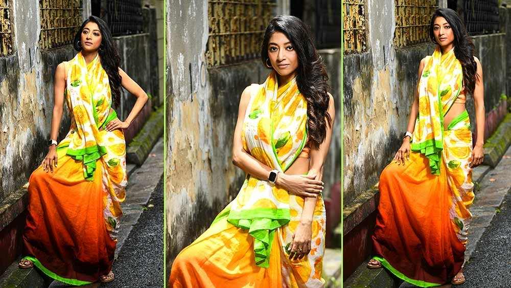 একা হাতে ঘরে-বাইরে অনেক কাজই সামলান আজকের নারী। তাই শাড়ি পরার বিশেষ ধরনটিতে গুরুত্ব দিয়েছেন ডিজাইনার শুভা মিত্র ও পুনম মল্লিক। স্মার্ট লুক আনতে, লম্বা আঁচল ব্যবহার করা হয়েছে স্কার্ফের ধাঁচে।  