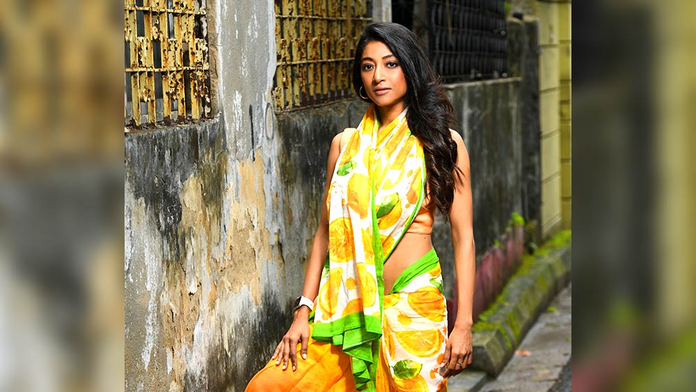 এই শাড়ির অর্ধেক ভাগ কমলা ও ওয়াইন রঙের। বাকি অংশটি লেমন প্রিন্টের। ব্যবহার হয়েছে প্রাকৃতিক রং। 