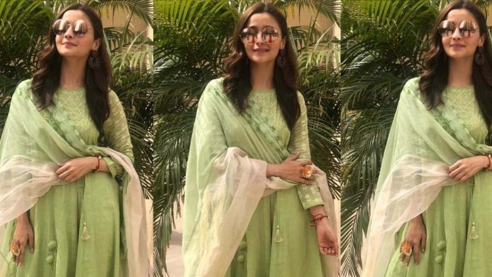 দেবনাগরী - পোশাকের এই ব্র্যান্ড ভারতীয় ঐতিহ্যকে ফুটিয়ে তোলে নিজেদের সম্ভারে। পুজো থেকে বিয়ে, সব অনুষ্ঠানের জন্যই আছে মানানসই পোশাক, যা আলিয়ার খুব পছন্দের।