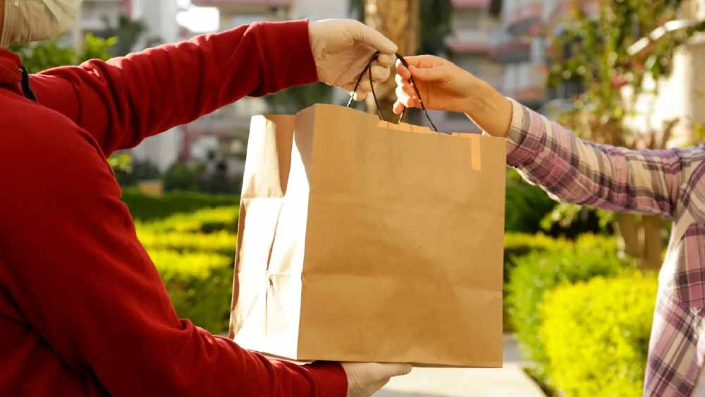 সে দিনের কথা মনে করে শ্রেয় বলেন, ‘‘সেই ভ্যালেন্টাই’স ডে-তে হিমাংশুর সঙ্গে আমিও ডেলিভারি দিতে রাস্তায় বেরিয়েছিলাম। দিল্লি এবং তার আশপাশের এলাকার অন্তত ৫০ শতাংশ ডেলিভারিই দিয়েছিলাম আমরা দু’জন।’’