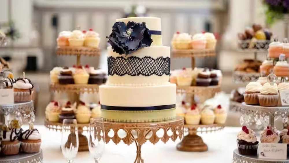 একসঙ্গে অনেক জায়গায় পৌঁছতে চেয়েছিলেন হিমাংশুরা। সেই সঙ্গে বেকারির ব্যবসায় নিজেদের ব্র্যান্ডকেই ছড়িয়ে দিতে চেয়েছিলেন। হিমাংশুর কথায়, ‘‘এ দেশে পিৎজা হাট বা ম্যাকডোনাল্ডের মতো কোনও ব্র্যান্ড নেই।’’