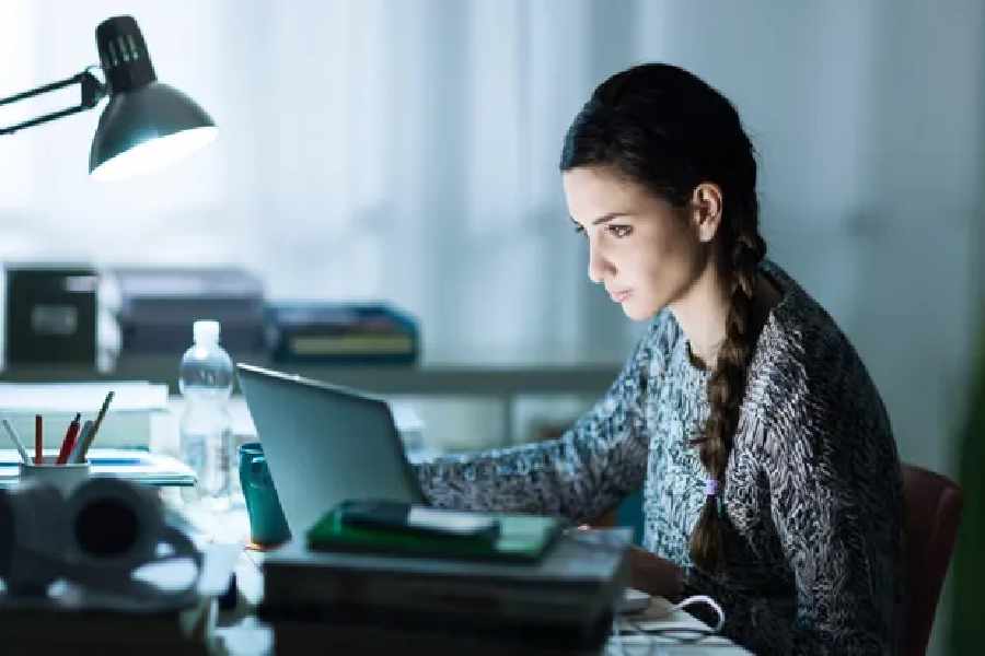 সারা দিন অফিসে ল্যাপটপের সামনে থেকে অনেকে ওঠারই সুযোগ পান না।