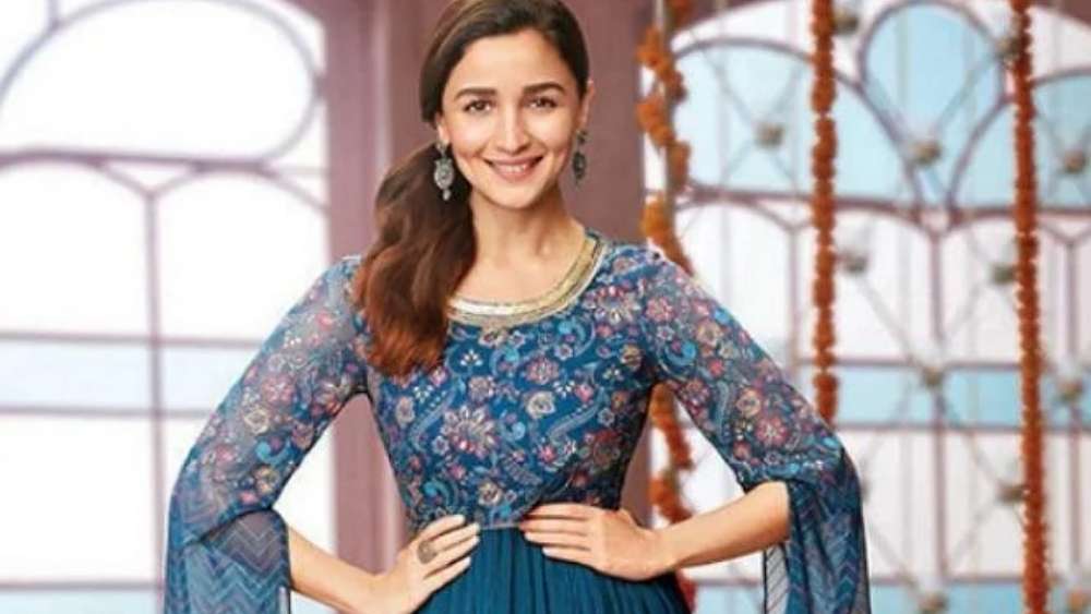 অউরেলিয়া - প্রায় নব্বইটি শহরে পাঁচশোটিরও বেশি আউটলেট আছে এই বিপণির। সহজ, সরল স্টাইল। ছিমছাম সাজ। সে জন্যই আলিয়ার পছন্দে ঢুকে পড়েছে অউরেলিয়া। 