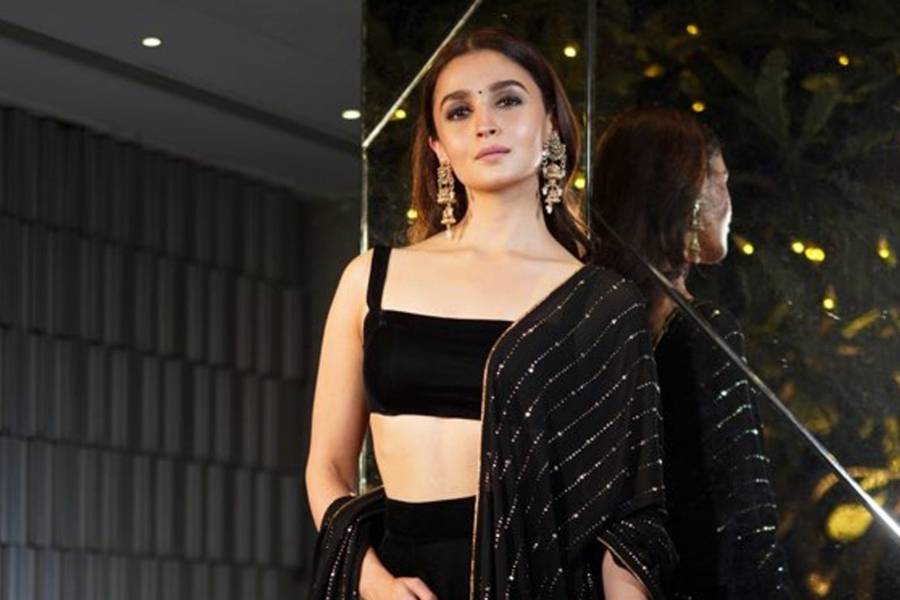 রাজি রামিনক - এই ব্যান্ডটি সুপরিচিত সাহসী স্টাইলের জন্য। আলিয়া ভট্টের ছিমছাম অথচ কেতাদুরস্ত, সামারি লুক, কুর্তা, জ্যাকেট লেহঙ্গার বেশির ভাগই এই ব্র্যান্ডের। দাম ছ'হাজার টাকা থেকে শুরু।