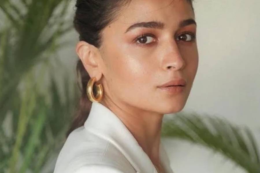 সাক্ষা অ্যান্ড কিন্নি - বোল্ড প্রিন্ট, মেটাল অ্যান্ড স্টোন ক্র্যাফটস- এ সবের জন্য আলিয়ার পছন্দ সাক্ষা অ্যান্ড কিন্নি। এই ব্র্যান্ডে সমুদ্রপারের ছুটির সাজ থেকে ক্যাজুয়াল ও কনটেম্পোরারি পোশাক, সবই মিলে যাবে পছন্দ মাফিক।