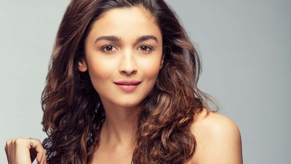 সামার সামহোয়্যার - কলকাতায় ইদানিং গরমকালটাই বেশি লম্বা। পুজোতেও রেহাই নেই। আবহাওয়ার কথা মাথায় রেখে তাই পুজোর কেনাকাটা করতে পারেন এখান থেকে। বিশেষত যাদের ঘাম হয় খুব, তাঁরা। বিভিন্ন মিনি, ম্যাক্সি ড্রেস, ক্রপ টপ, শর্ট পাবেন আরামদায়ক ফ্যাব্রিকে। 