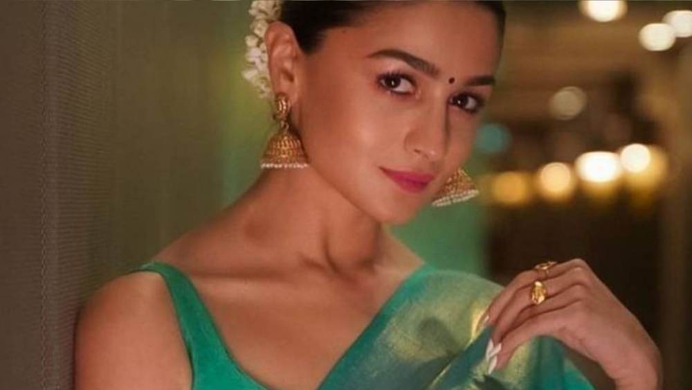 পেরো - ওয়াইল্ড অ্যান্ড ফ্রি, এই যদি হয় আপনার সাজের মূলমন্ত্র, তবে ব্র্যান্ড 'পেরো'কে ভালবাসতে আপনি বাধ্য। এঁদের পোশাকে আলিয়ার এয়ারপোর্ট লুক নিশ্চয় চোখ টেনেছিল আপনার। 