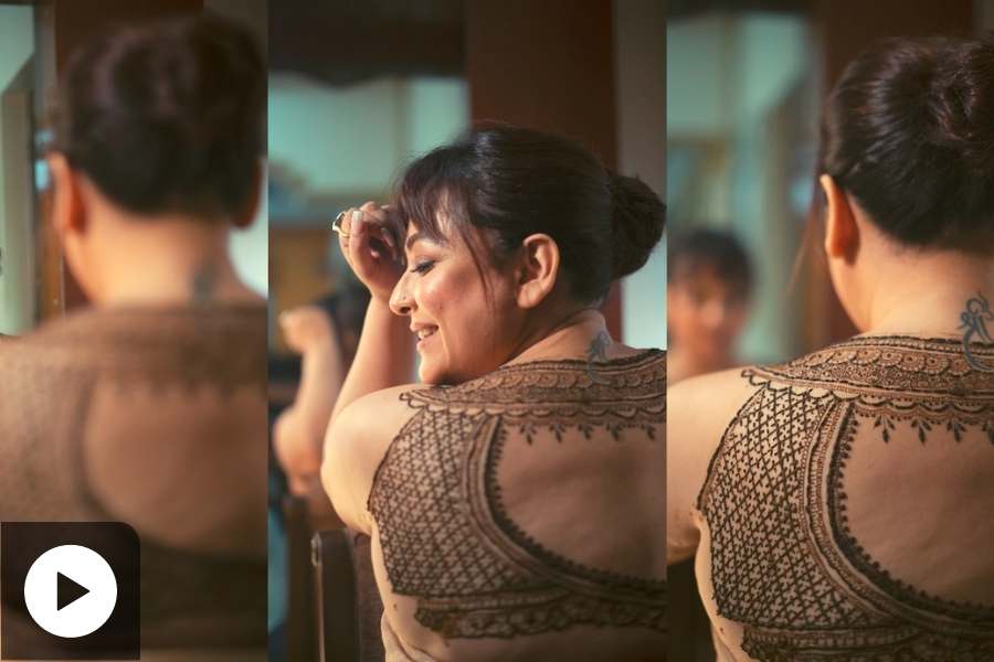 Durga Puja 2022: Sreelekha Mitra wears mehendi blouse dgtl