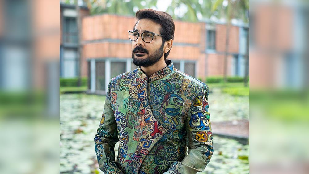 ‘আমিই ইন্ডাস্ট্রি’। প্রসেনজিৎ চট্টোপাধ্যায় মানেই একা হাতে সামলে দেওয়া ‘শ্বশুরবাড়ি জিন্দাবাদ’ থেকে ‘বাবা কেন চাকর’। এখনও ‘মনের মানুষ’ থেকে ‘আয় খুকু আয়’- সবটাই তাঁঁকে ঘিরে।  