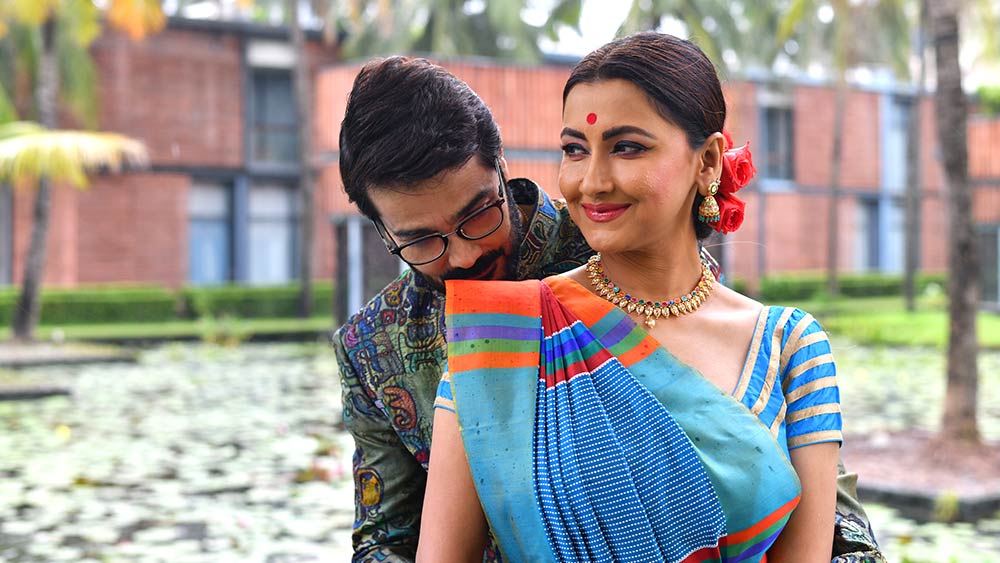 কতটা কাছের মানুষ রচনা? মিষ্টি হেসে বুম্বাদার উত্তর, “ওকে আদর করতে পারি সবার সামনে।”