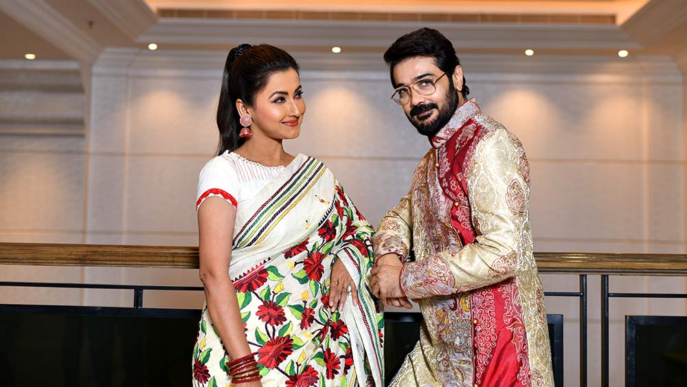 দূরে থাকলেও এ জুটি ঠিক নজর কাড়ে!