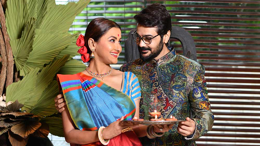 চার দেওয়ালের ফটোশ্যুটেও প্রসেনজিৎ-রচনা যেন মুক্ত পাখি। বাইরে তখন অঝোর বৃষ্টি। ভিজতে চায় দু’টি মন। প্রবল বৃষ্টির মাঝেই ছাউনির নীচে শ্যুটিং। ভিজে সারা হয়েই কি আরও কাছে আসার প্রশ্রয়?