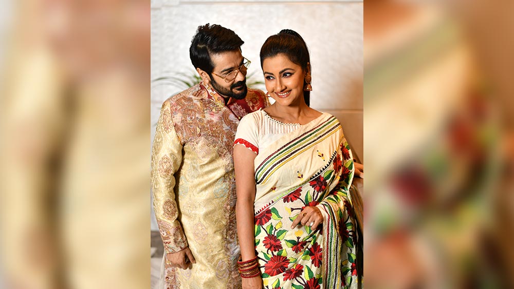 “রচনা ভরসা করে আমার উপরে। তাই তো এত কাছে আসতে পারি, প্রয়োজনে বুকের মধ্যে আগলেও রাখতে পারি। কি, তাই না?” আত্মবিশ্বাসী প্রসেনজিৎ।