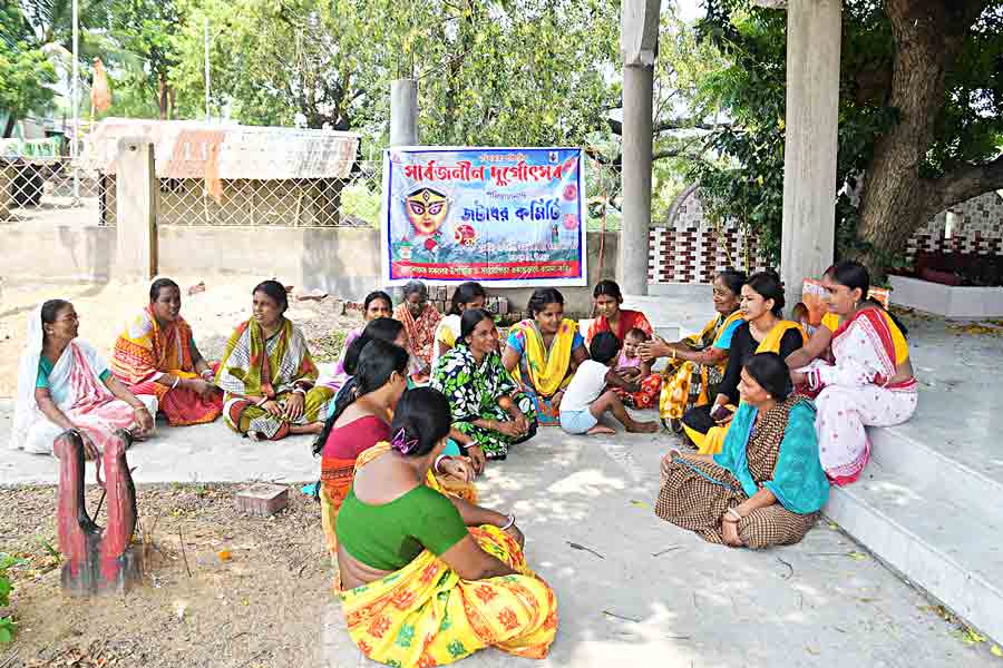 জটাধারীতলায় পুজো-প্রস্তুতির আলোচনা। ছবি: সব্যসাচী ইসলাম