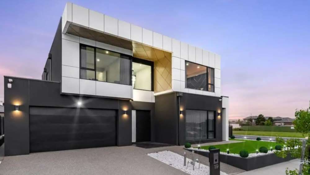 স্থানীয় সংবাদমাধ্যমের প্রতিবেদন অনুযায়ী, মেলবর্নের ক্রেগিবার্নে যে বাড়িটি ম্যানিভেল কিনেছেন তাতে পাঁচটি শোওয়ার ঘর, চারটি বাথরুম, একটি জিম এবং একটি সিনেমা হল আছে। ৩ ফেব্রুয়ারি ম্যানিভেল এই বাড়িটি কেনেন।