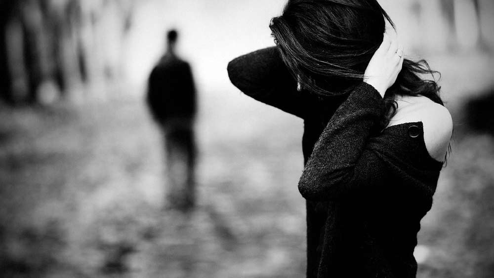 ম্যানিভেল এবং তাঁর বোন এই পরিস্থিতিতে কী করবেন, তা দেখার জন্যই মুখিয়ে মেলবোর্নবাসী।